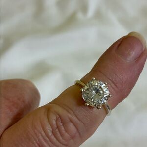 Elegant Silver Ring with Clear Gemstone